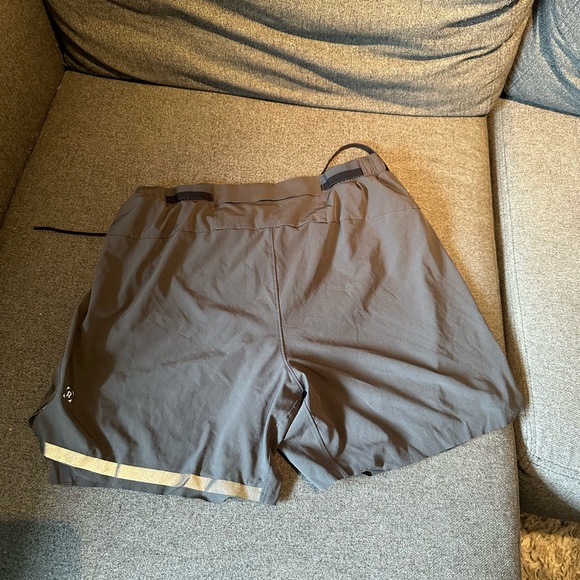 Lulu Shorts with built in compression. 7 Inch - Picture 3 of 3